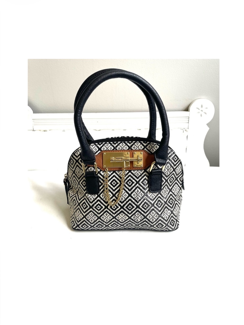 BLACK CREAM WOVEN THATCHED HANDBAG DOUBLE STRAPS HINGE LOCK ZIPPER TOP CLOSURE